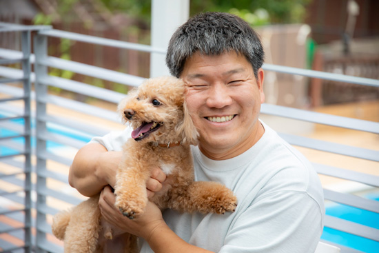 愛犬と一緒に過ごす